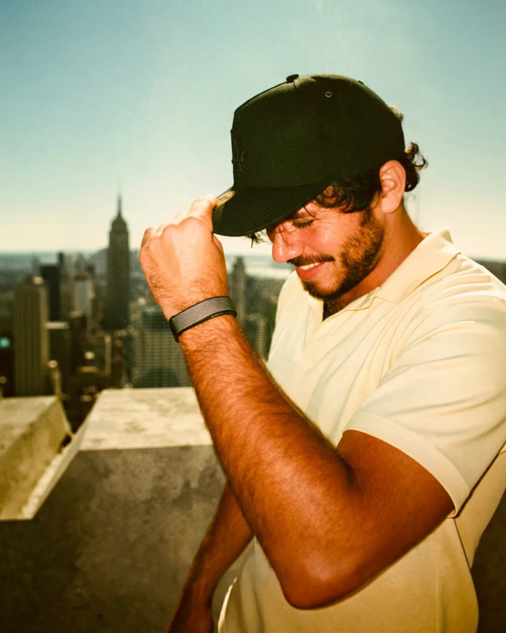 Oscar Tolila sur un toit de New York, l'Empire State Building derrière lui